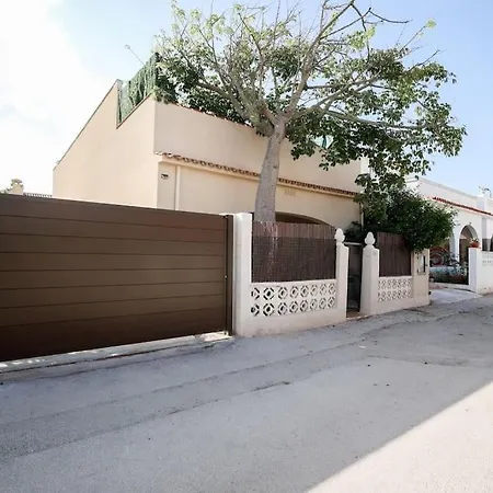 Comodo En La Playa Con Gran Patio Exterior Cerca Del Met Y Campo De Golf Tatil Evi Les Deveses